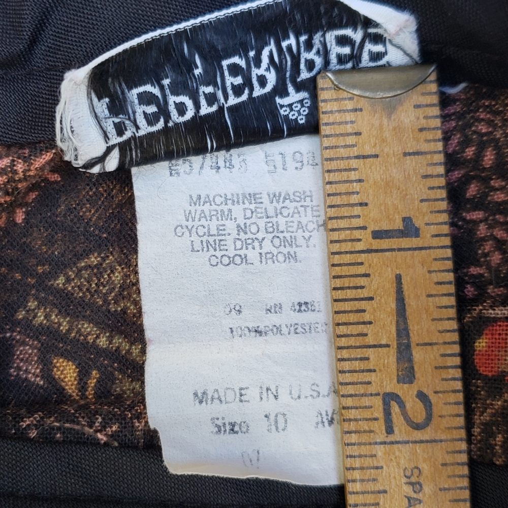 VTG Short Skirt. Pocketed skirt. Full skirt. - Picture 7 of 9